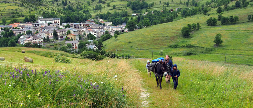 randonnée avec un âne belvédères du Pays d'Aillou Ariège Pyrénées