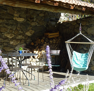 Le jardin du gîte, et le cabanon équipé du mobilier de jardin