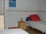 Chambre orange,  dans une grange de montagne transformee en gite, a Appy en Vallées d'Ax