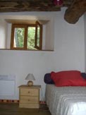 Chambre orange dans unegrange de montagne transformee en gite, a Appy en Haute Ariege