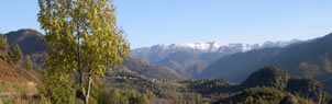 Depuis Appy, panorama vers les cr&ecirc;tes enneig&eacute;es de la montagne pyr&eacute;n&eacute;enne