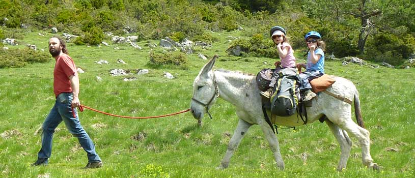 randonnée avec un âne belvédères du Pays d'Aillou Ariège Pyrénées