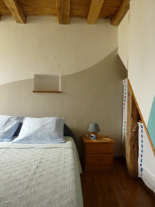 La chambre des parents est très lumineuse avec une penderie aménagée sous l'escalier.